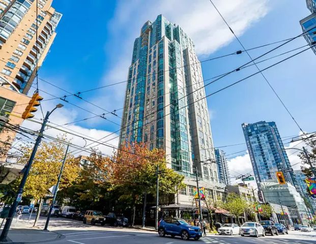 Spacious & Updated 2 BD & 2 BA in the Heart of Vibrant Downtown Vancouver | 1188 Howe Street, Vancouver - Photo 1