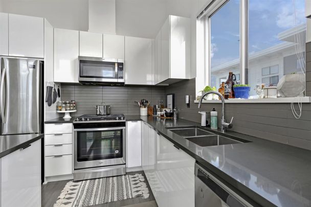 Top Floor SW Corner Prescott Commons 2 Bedroom - 2 Bathroom - 2 Parking - Storage locker - Photo 1