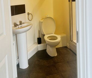 Well presented two bedroom flat available TO LET in SOHAM, short di... - Photo 6
