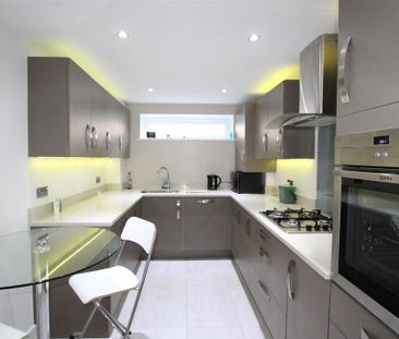 3 bedroom flat to rent - Photo 4