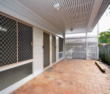“5 Bedrooms, 2 Bathrooms and covered Carpark in quiet street” - Photo 1