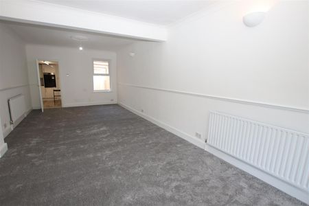 3 bedroom Detached House to let - Photo 5