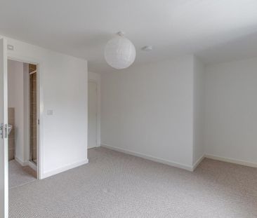 4 bedroom detached house to rent - Photo 3