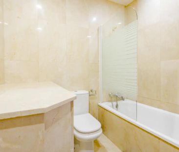 Room in a shared 6-bedroom apartment for rent in Canillas. - Foto 1