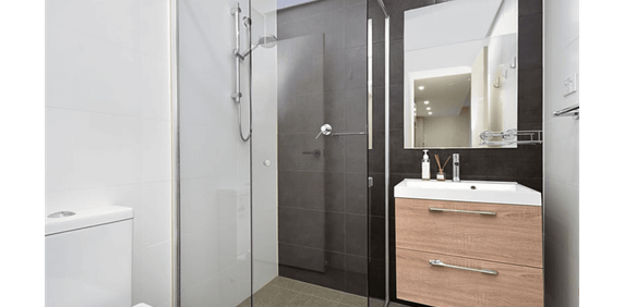 Immaculately presented apartment featuring open-plan living and spacious courtyard - Photo 2