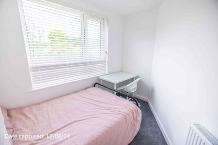 Room 8, 50 Eastfield Crescent - Photo 2