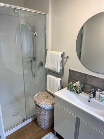 Modern Two-Bedroom Retreat in Prestigious St Heliers - Photo 4