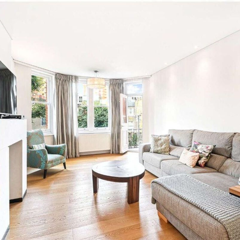 A bright and spacious 3 bedroom apartment to rent in Chelsea, SW10 - Photo 1