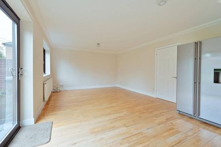 3 bedroom detached house to rent - Photo 2