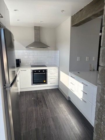 Top-Floor Executive Apartment – Central Location - Photo 3