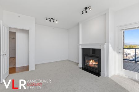 Condo in North Vancouver, BC - Photo 3