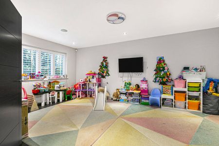 Oak End Way, Woodham, Addlestone, Surrey, KT15 3DT - Photo 2