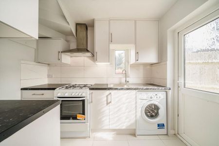 4 bedroom end of terrace house to rent - Photo 5