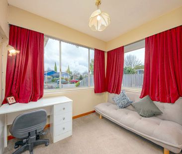 Spacious home in well sought after location. - Photo 3