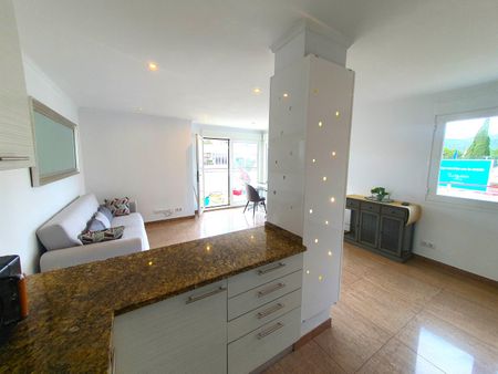 Fully refurbished top floor apartment located in Palma Nova close to the beach. - Photo 3