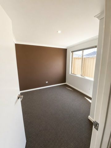 Charming 3-Bedroom Home in Peaceful Bertram Neighbourhood - Photo 4