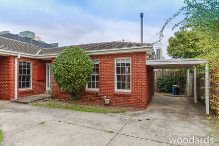 Charming 3-Bedroom Rear Unit in Prime Location Near Toorak Road and Public Transport - Photo 2