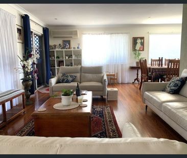 Power, Gas & Water Included. 3 Bedroom Upper Level Duplex. Shared Pool - Photo 1