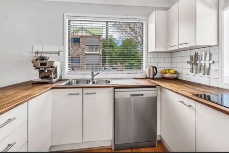 Furnished Tri-Level Home Between Chirn Park & The Broadwater - Photo 5