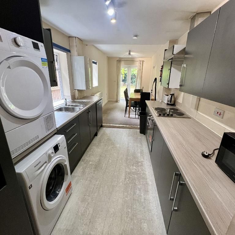 6 bedroom house to rent - Photo 1