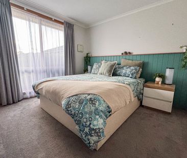 Refreshed Two-Bedroom Unit Just a Short Walk from Pakenham Main Street - Photo 4