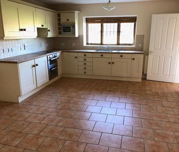 2 bedroom character property to rent - Photo 4