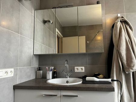 Landelijke rijwoning met 2 slaapkamers en tuintje gelegen in een rustige verkaveling - Foto 4