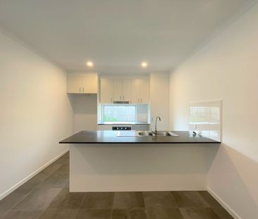 Modern BRAND NEW spacious three-bedroom duplex home - Photo 4