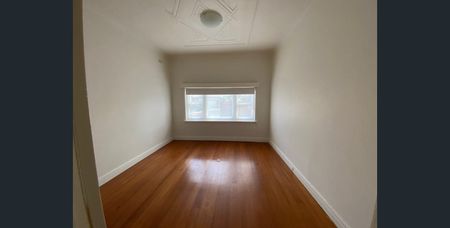 Charming 1930s Art Deco Duplex in a Quiet, Convenient Location - Photo 3