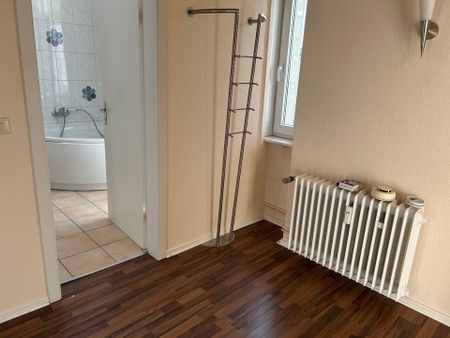 Wohnen am Nordpark. Schöne 2-Zi.-Wohnung mit Küche, Diele, Wannenbad mit Fenster & Sonnen Balkon. - Photo 2