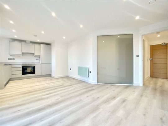 1 bedroom Flat in Oaklands Park, Berkshire - Photo 1