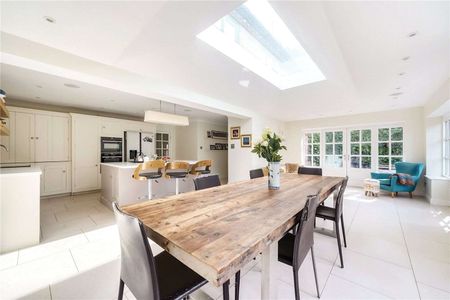 An extended South facing detached family home, tucked away in the heart of Nettlebed, with country walks on your doorstep. - Photo 4