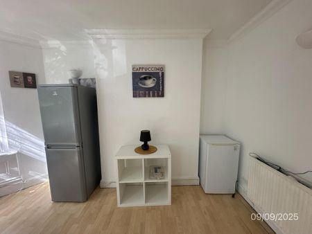 5 bedroom flat to rent - Photo 5