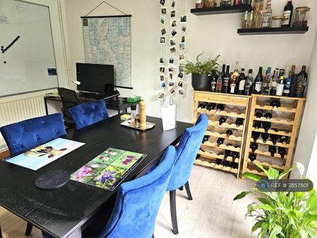 3 bedroom semi-detached house to rent - Photo 3