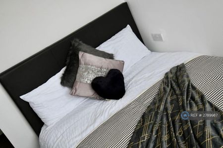 1 bedroom in a house share to rent - Photo 2