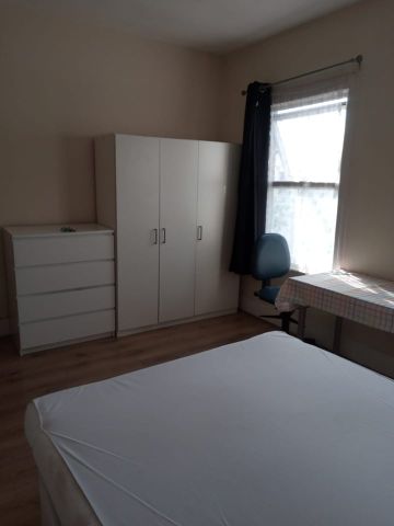 Room in a Shared House, Albert Square, E15 - Photo 5