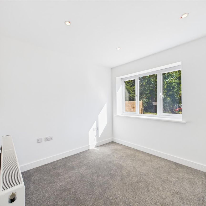 Old Hollow, Worth, Crawley - Photo 1