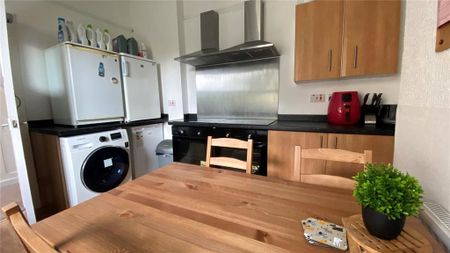 5 bedroom end of terrace house to rent - Photo 3