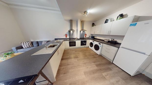 10 bedroom semi-detached house to rent - Photo 1