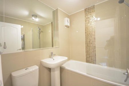 Delaporte Close, Epsom, Surrey, KT17 4AU - Photo 2