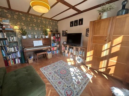 Lovely double room in family home - Photo 1