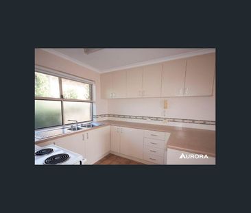 Spacious & Tidy Unit in Prime Carina Location - Photo 2