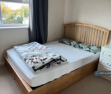 4 bedroom end of terrace house to rent - Photo 2