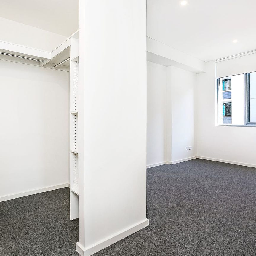 Waterside living with flexible space - Photo 1