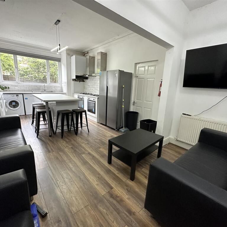 6 bedroom terraced house to rent - Photo 1