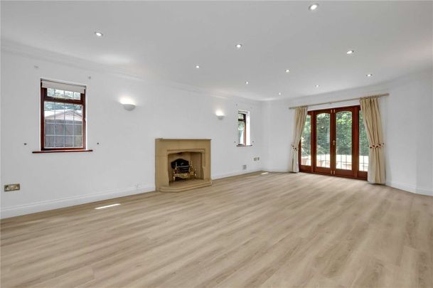 Five bedroom detached family home located in a private cul-de-sac in Ascot. - Photo 1