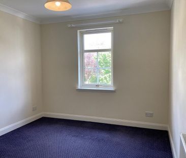 3 bedroom flat to rent - Photo 6