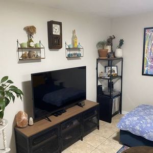 2 bedroom Centrally Located *** January 1st *** - Photo 2