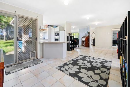 19 Greenacre Drive, Parkwood QLD 4214 - House For Rent | Domain - Photo 2