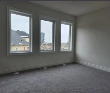 4 bedroom townhouse Oshawa - Photo 4